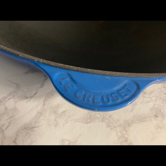 Le Creuset Cast Iron Signature Oval Skillet Oyster - Picture 3 of 3